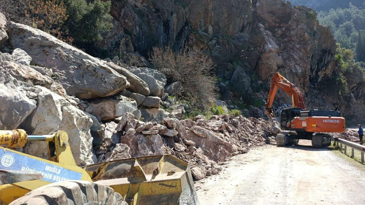 Faralya Kabak’ta Heyelana Anında Müdahale: Ekipler Seferber Oldu 5